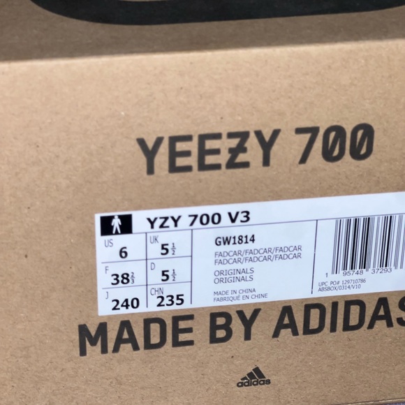 Yeezy 700 - Picture 7 of 9